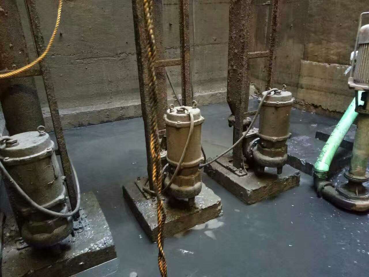 吉阳镇污水池清理