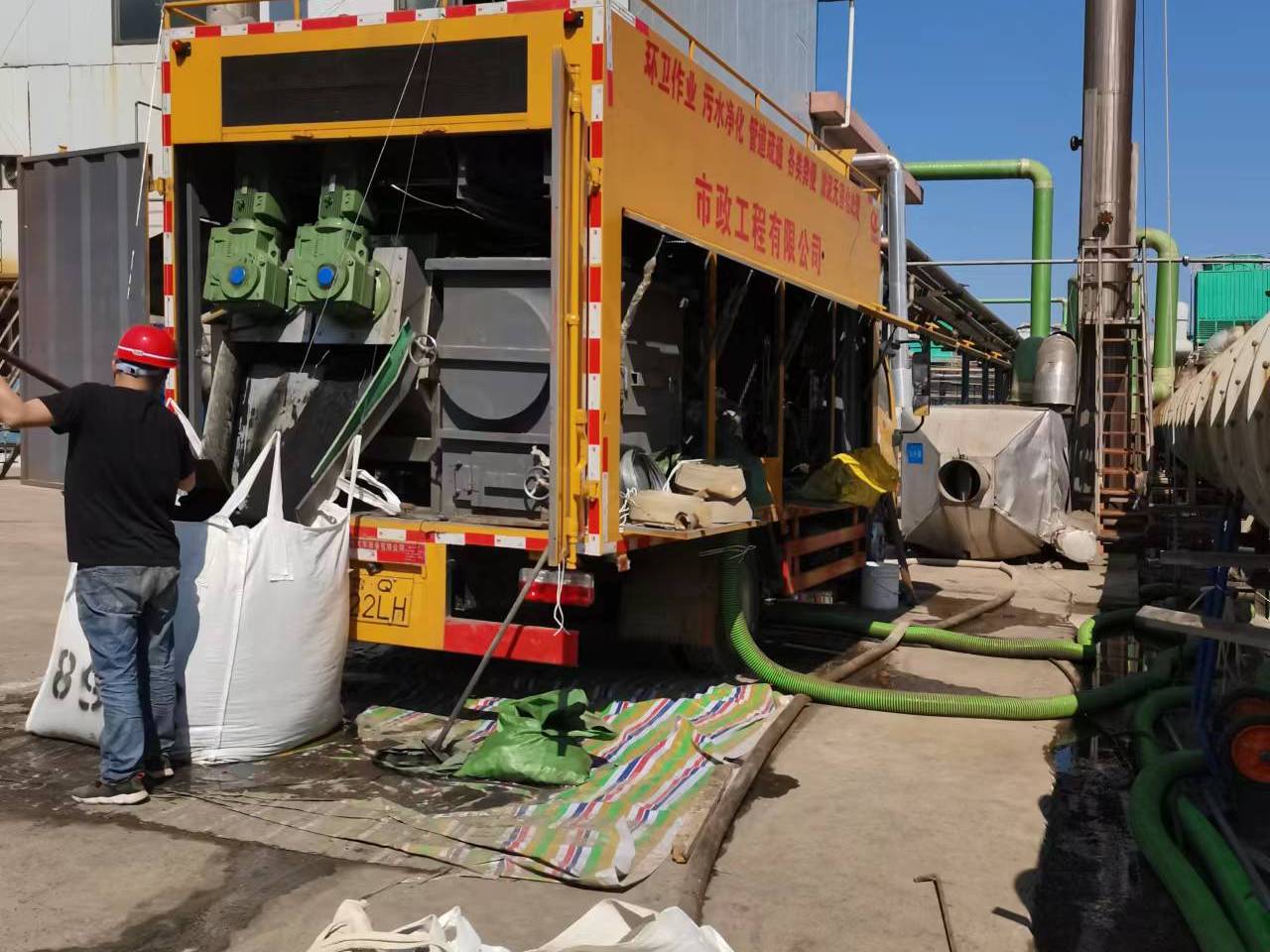 吉阳镇淤泥压干处理