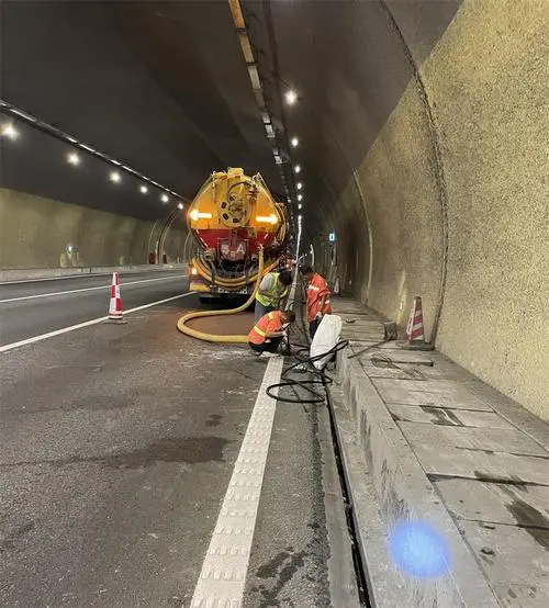 吉阳镇隧道排水渠清淤